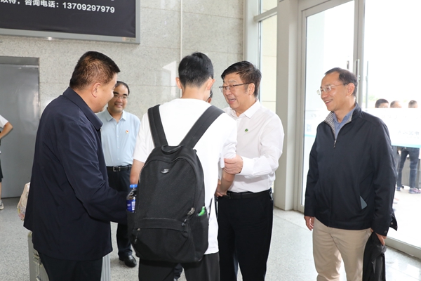 吴普特看望慰问2023级新同学