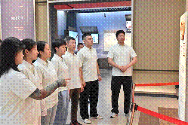 标题: (图为实践队在霍尔果斯国门前参观研学) - 说明 (图为实践队在霍尔果斯国门前参观研学)